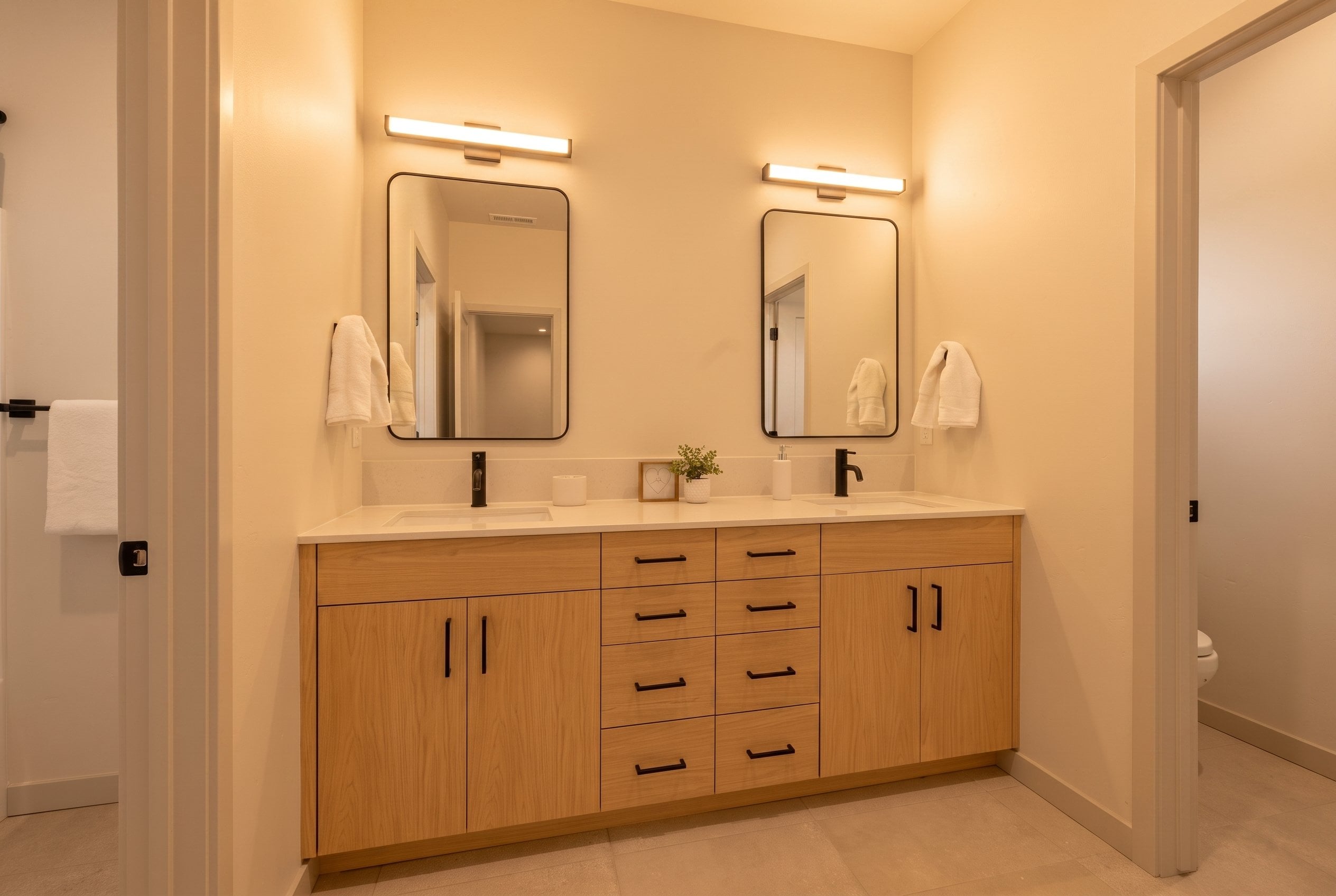 Double vanity bath in warm light