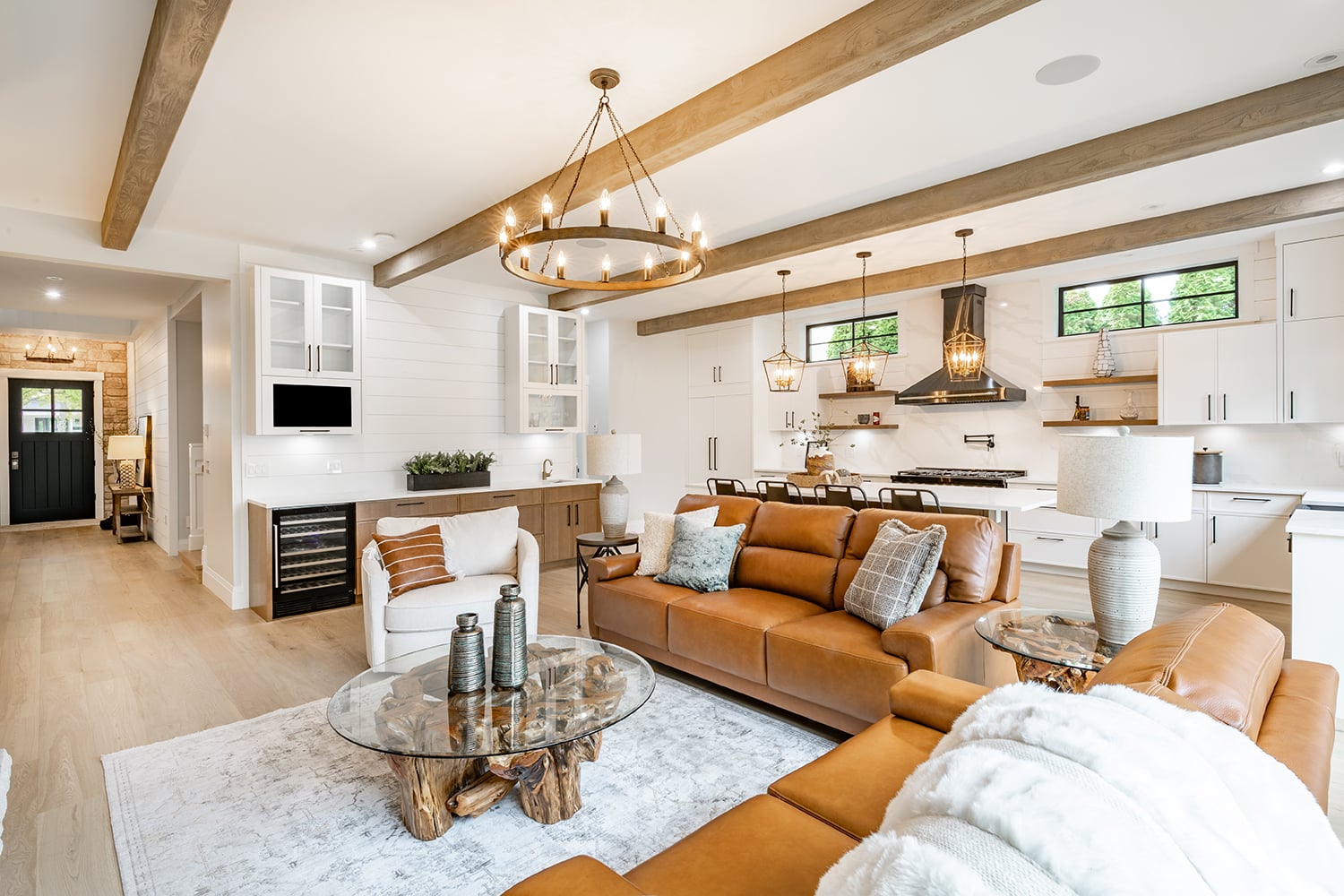 Living,Room,Interior,With,Exposed,Wooden,Beams,On,The,Ceiling