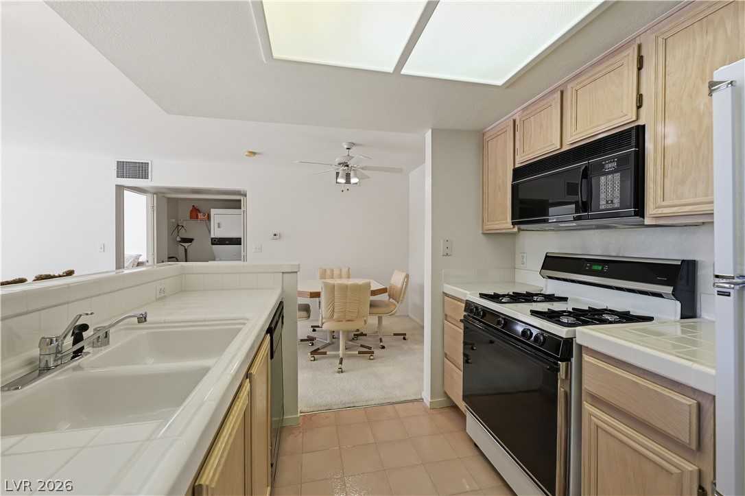 Kitchen with gas range at 1908 Rio Canyon Court #206