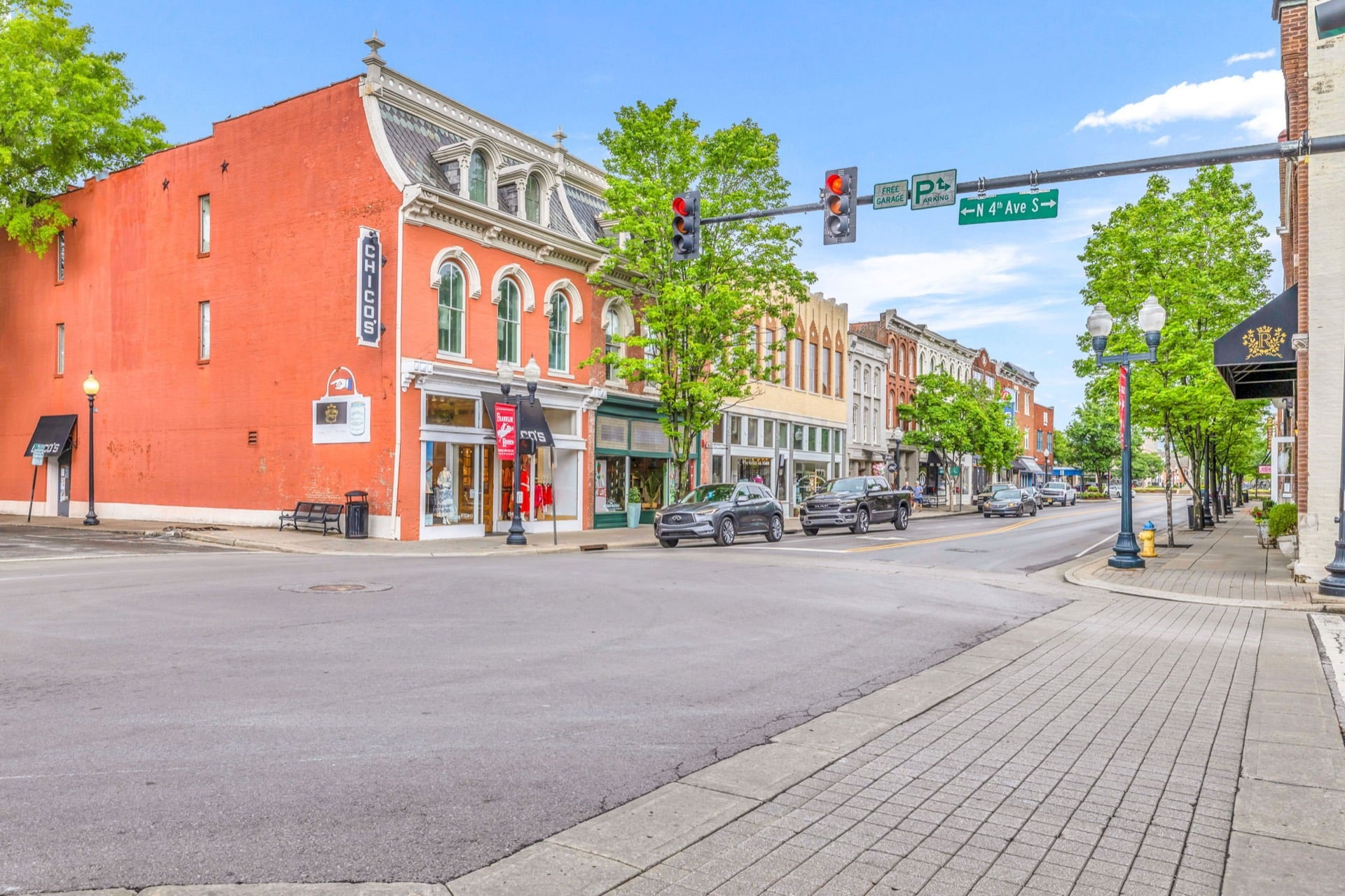 Main Street at 4th Avenue South in downtown Franklin, with an overhead sign pointing to free garage parking