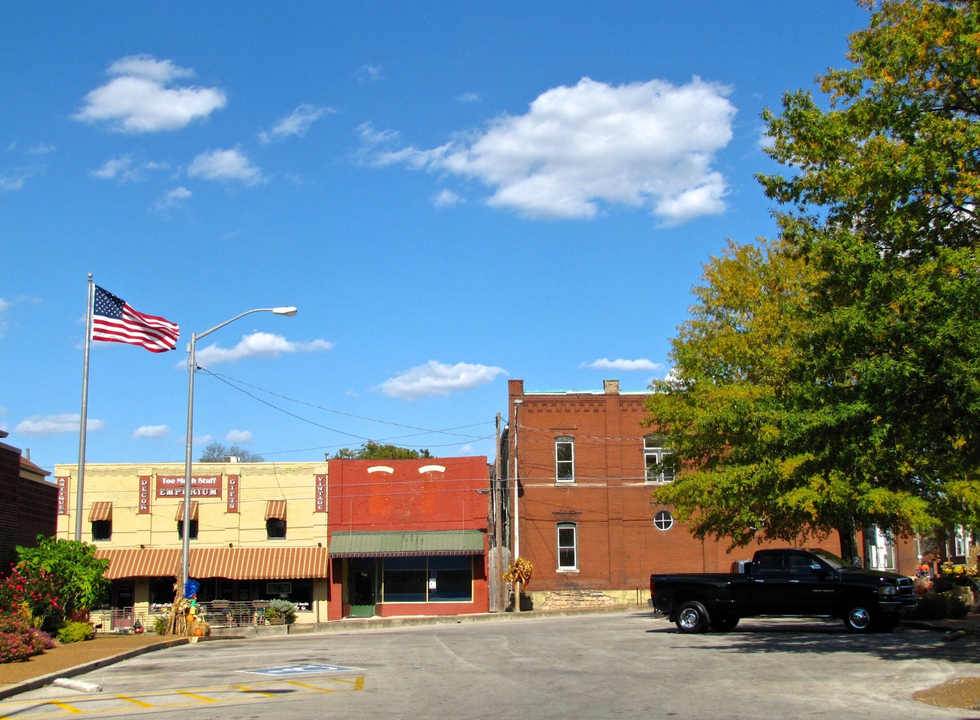 Buildings along Hay Long Avenue in downtown Mount Pleasant, TN