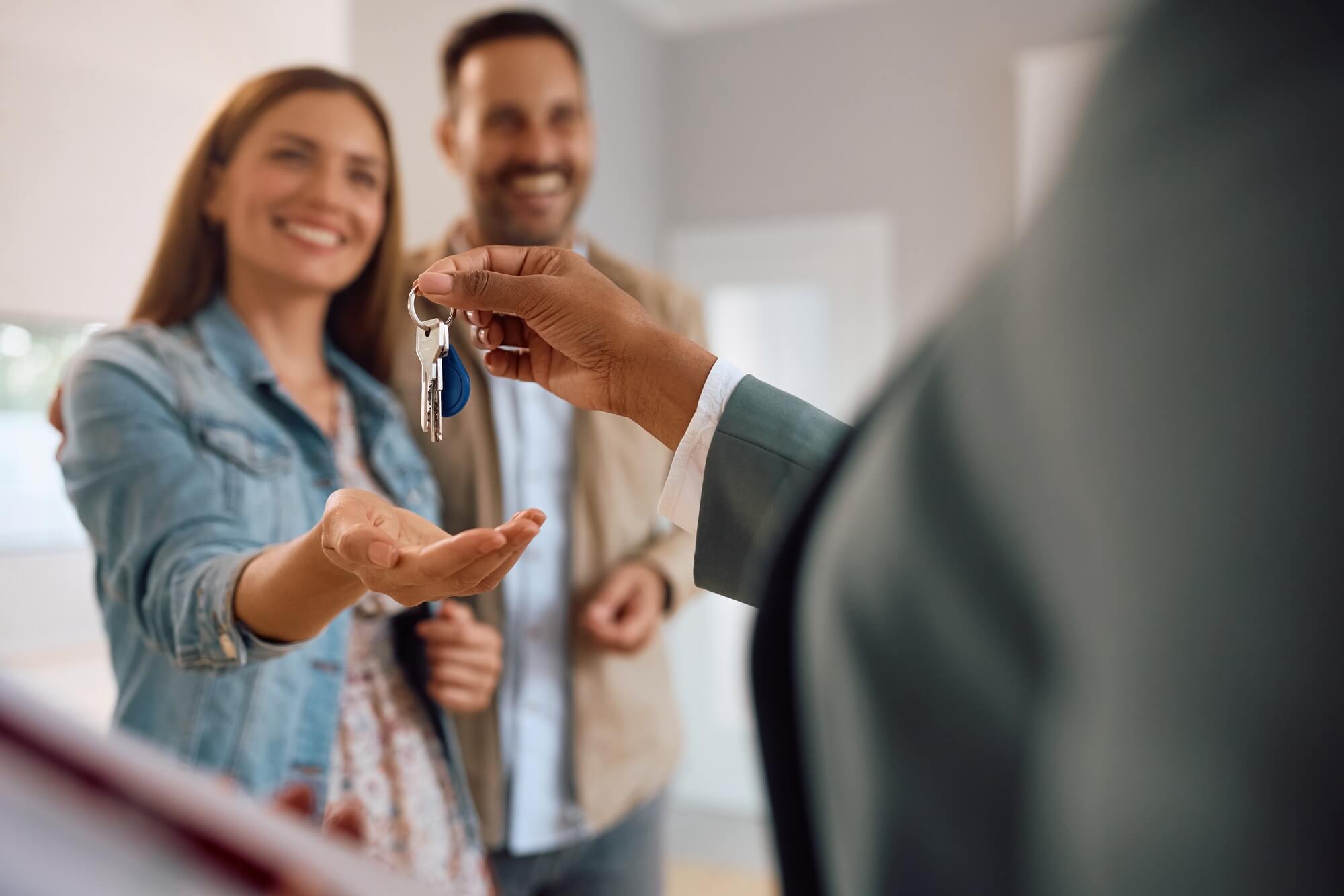 happy-couple-receiving-keys