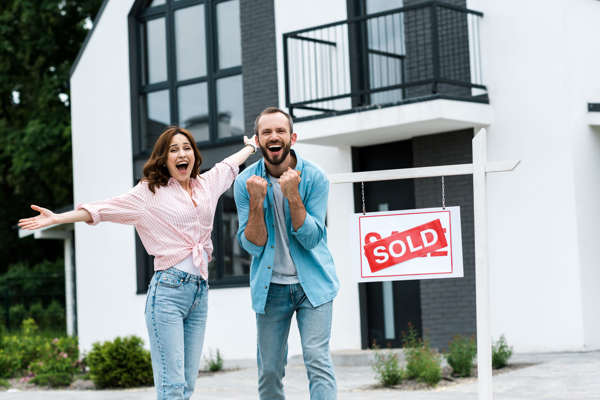 sold-sign-couple