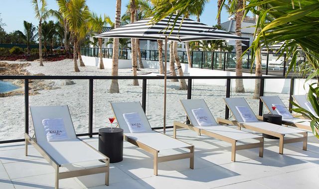 Kalea-Bay-Line-of-Chairs