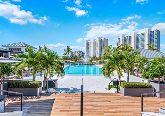 Kalea Bay 13935-old-coast-rd-ph01-naples-fl-34110-club-pool-1