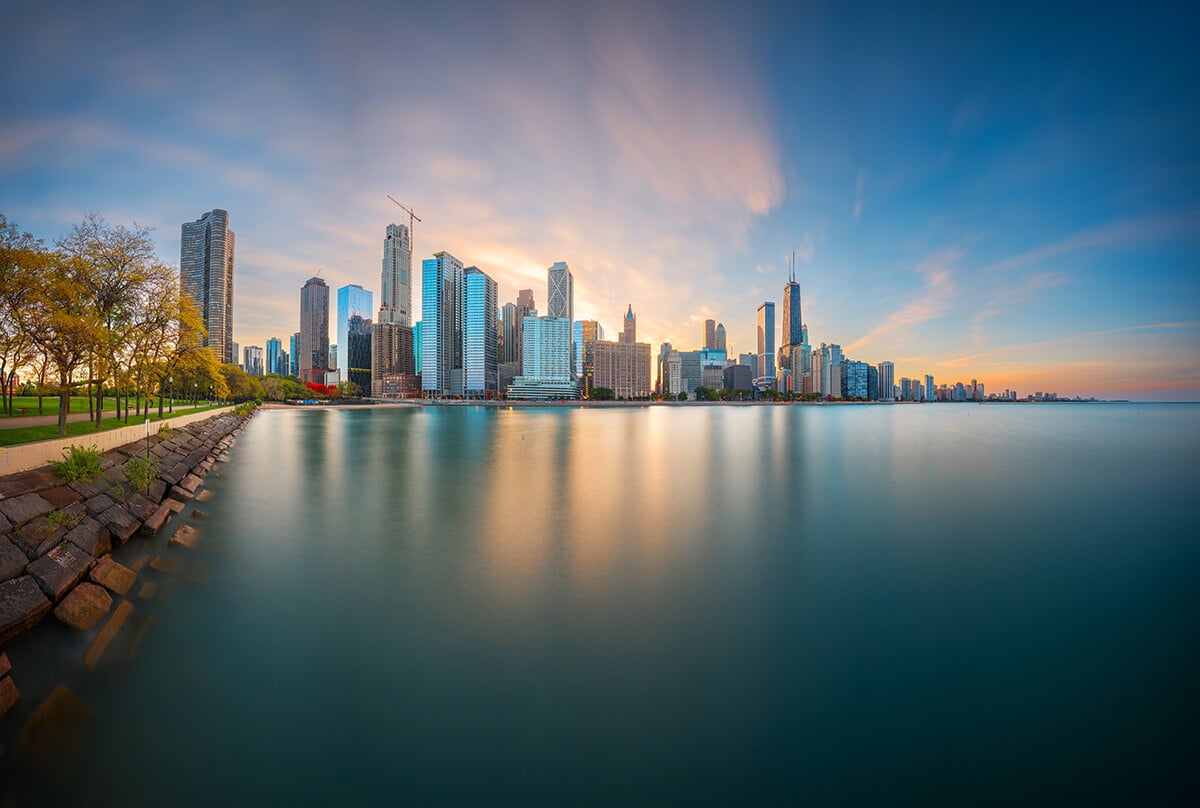 Chicago,-Illinois,-USA-downtown-skyline-from-Lake-Michigan-at-dusk