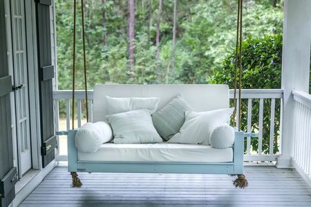 A-luxurious-and-classic-outdoor-bed
