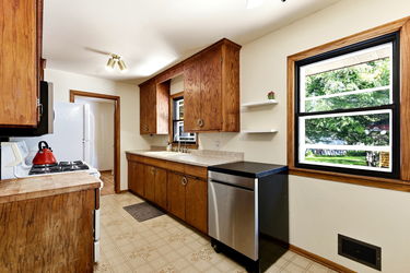 17-web-or-mls-7024-Drew-Ave-N-12