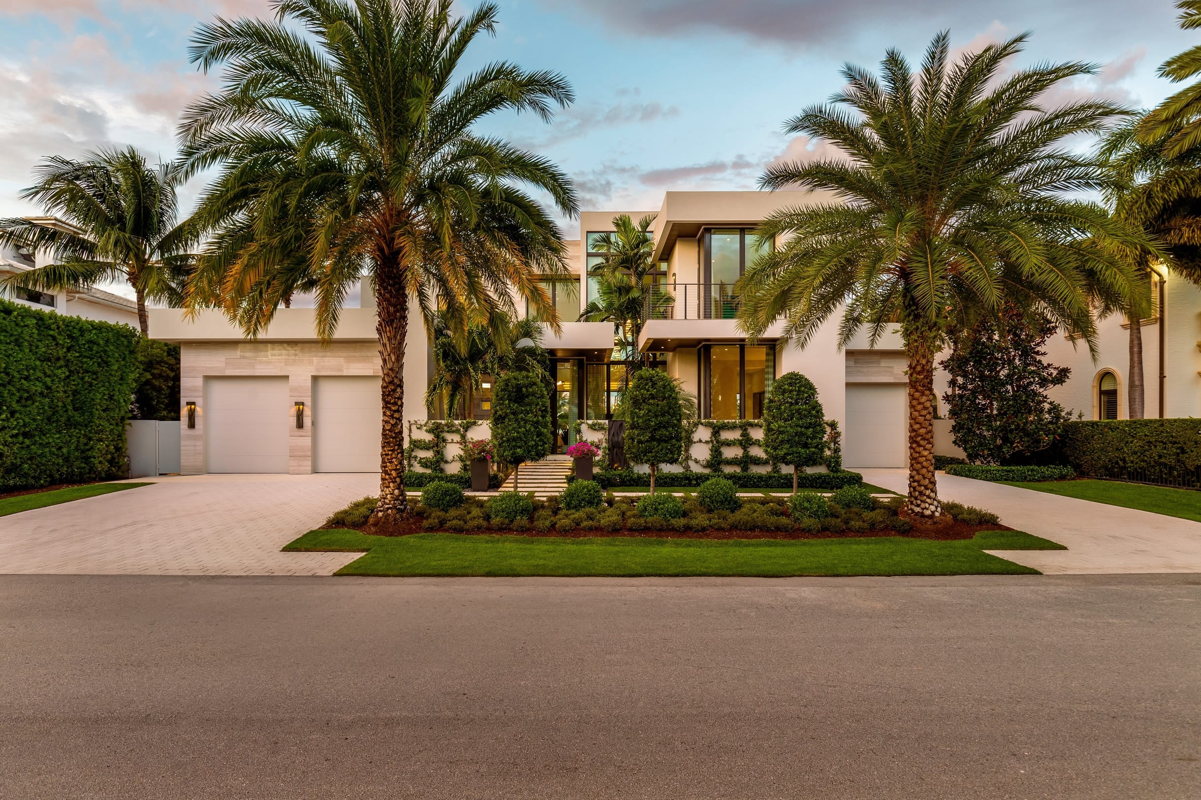 front-of-a-modern-house-with-palm-trees