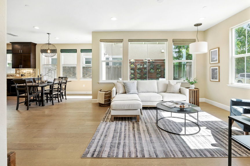 7-web-or-mls-07 Living Room