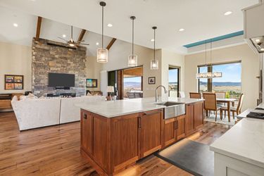 Living room 3 - topside