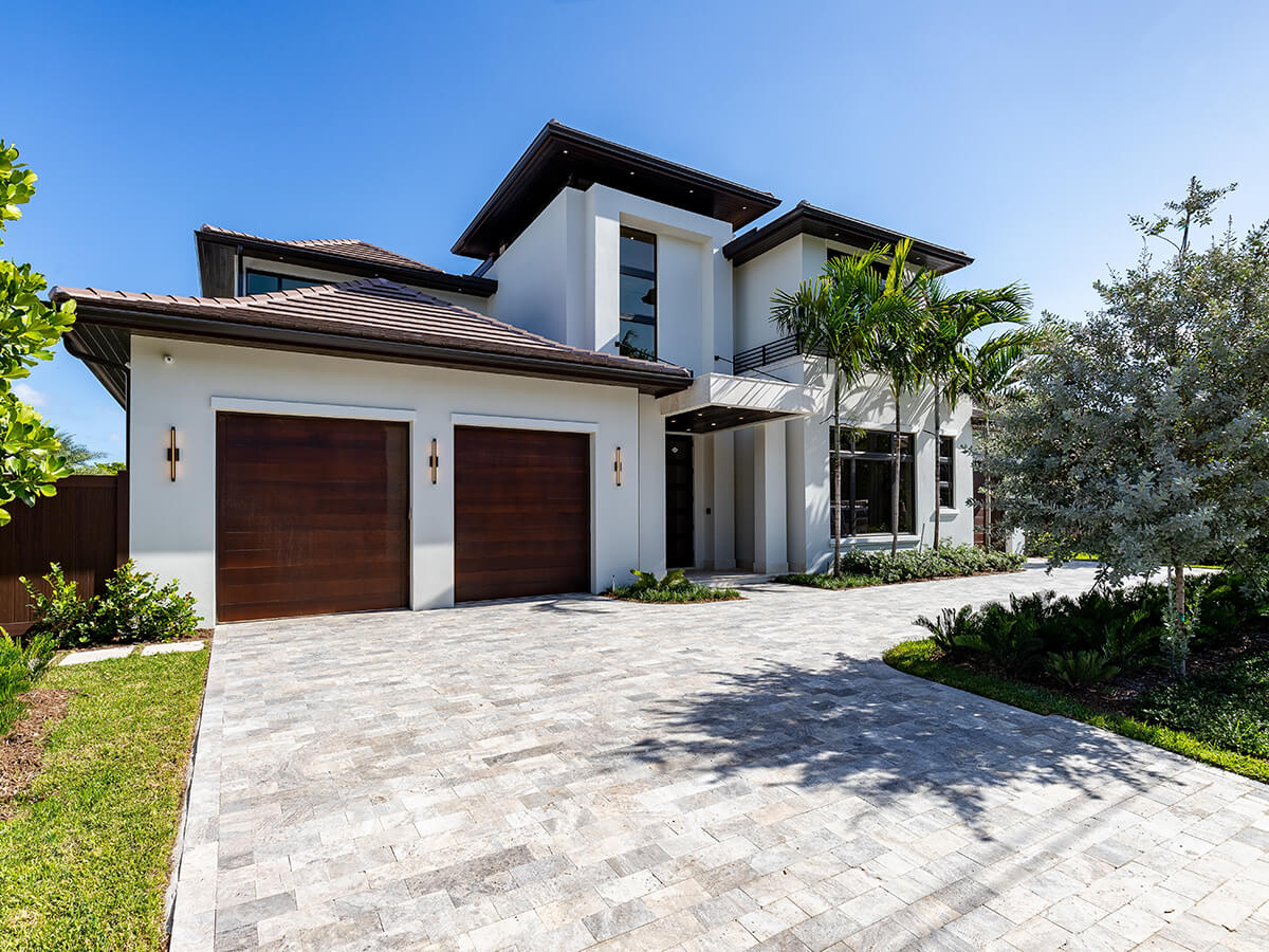 Contemporary-building-in-bustling-cityscape