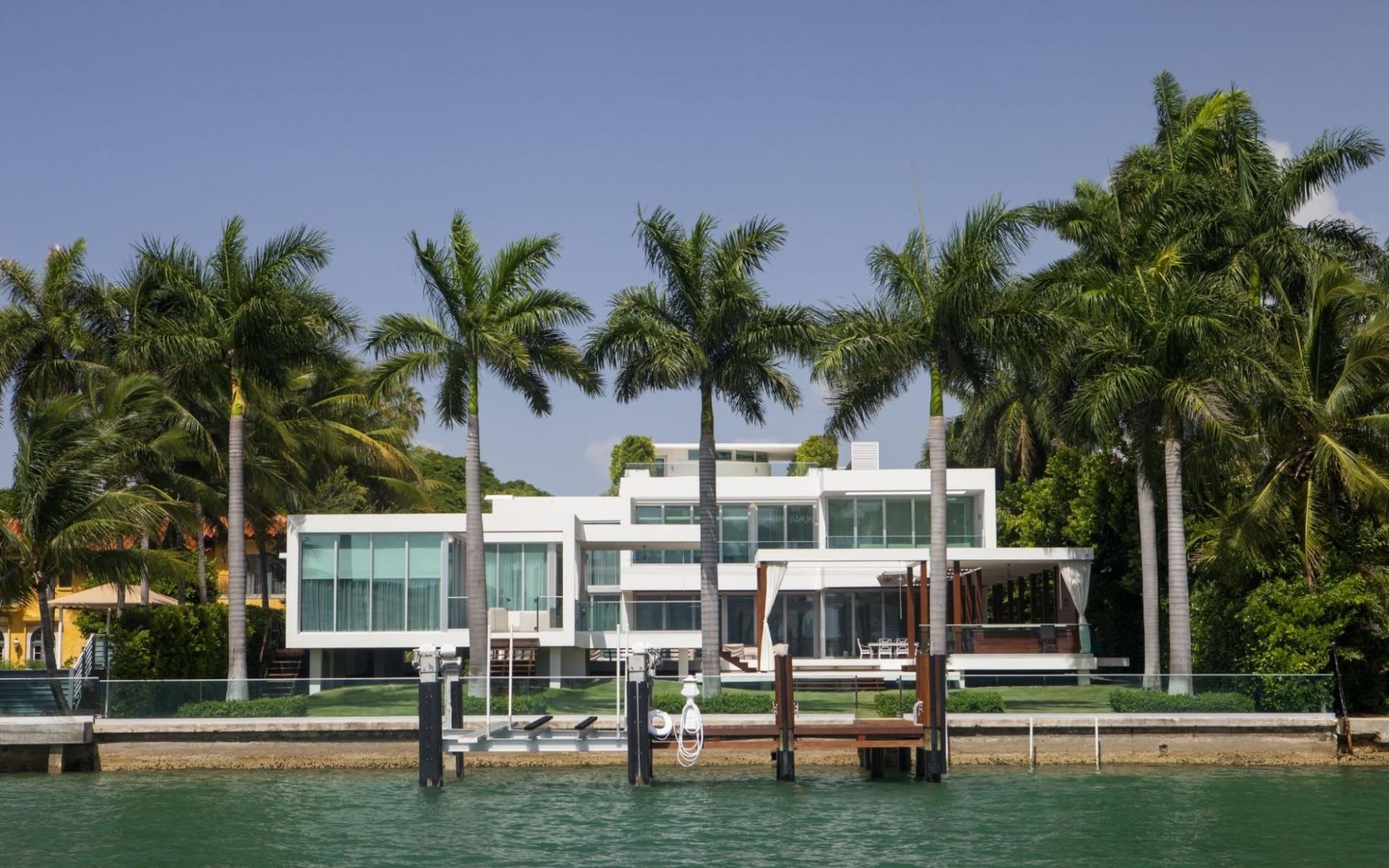 homes with boat lifts