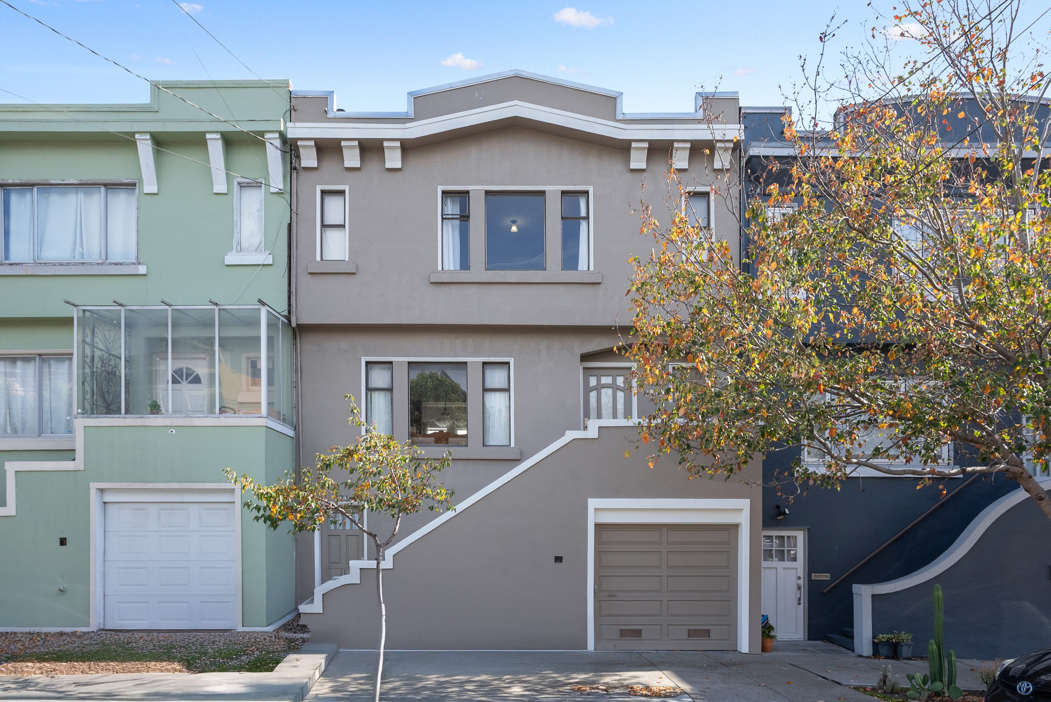 DSC09586 front of home
