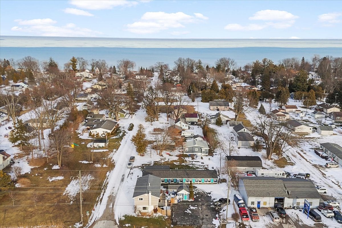 56-6997 Lakeshore Rd-56