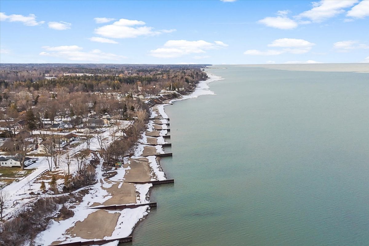 60-6997 Lakeshore Rd-60