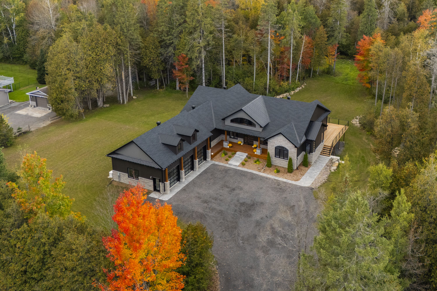 Luxury estate exterior in Kemptville