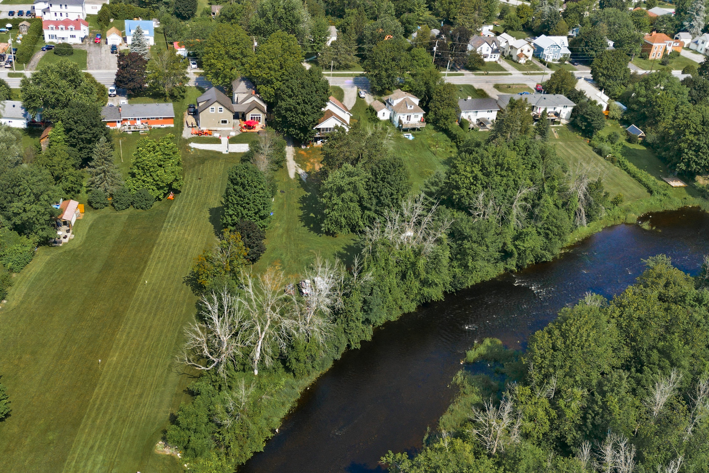 waterfront-setting-Kemptville-Creek