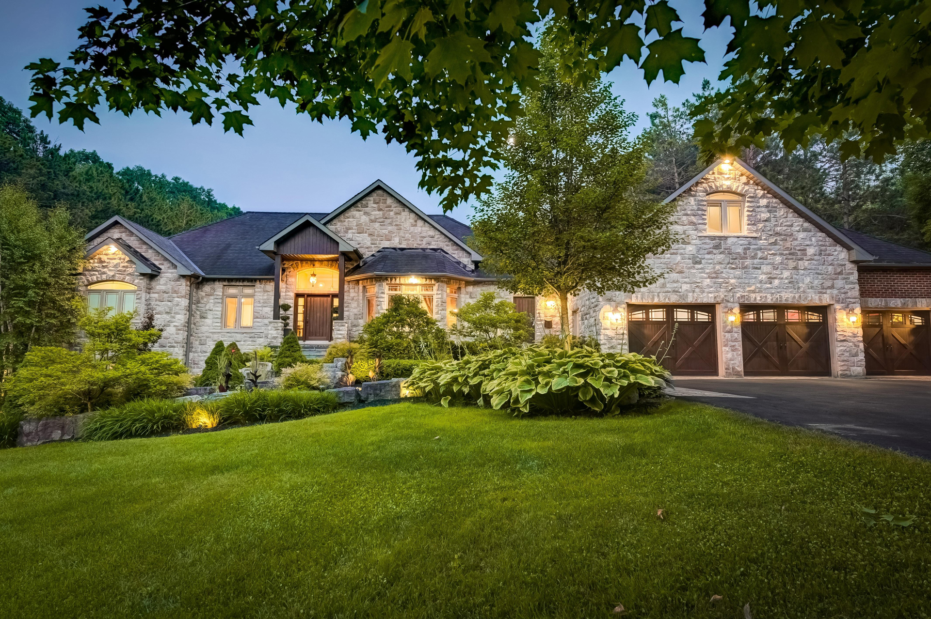 Indulge-in-the-opulence-of-million-dollar-property-landscaping