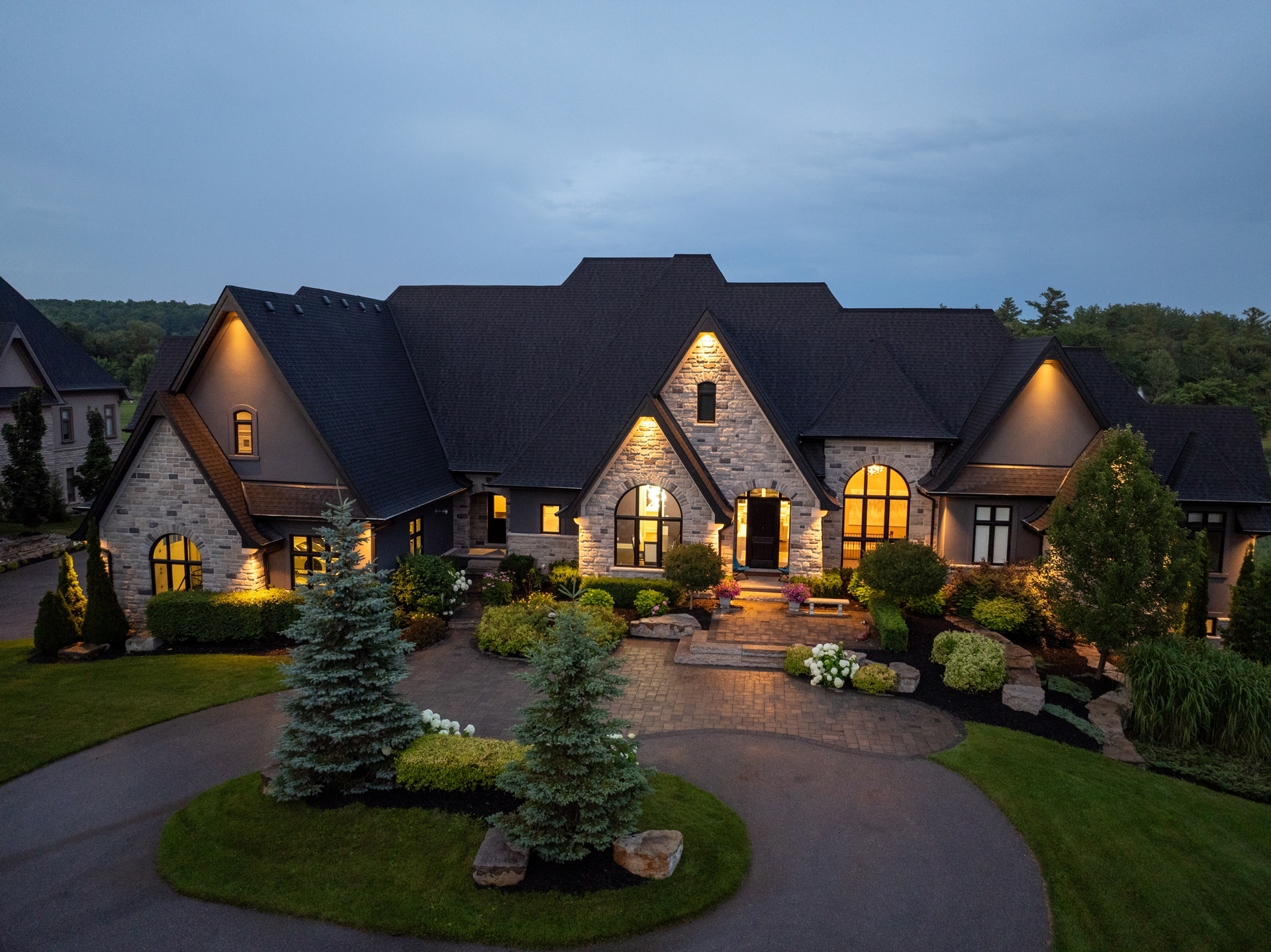 Stunning-aerial-views-of-a-luxury-million-dollar-house,-showcasing-an-expansive