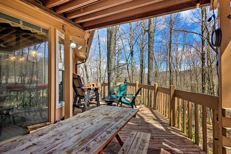 Tree House Vacation Rental 002
