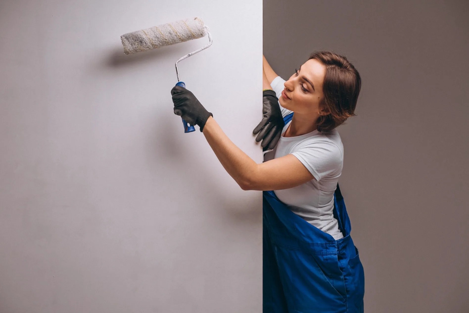 woman-repairer-with-painting-rol