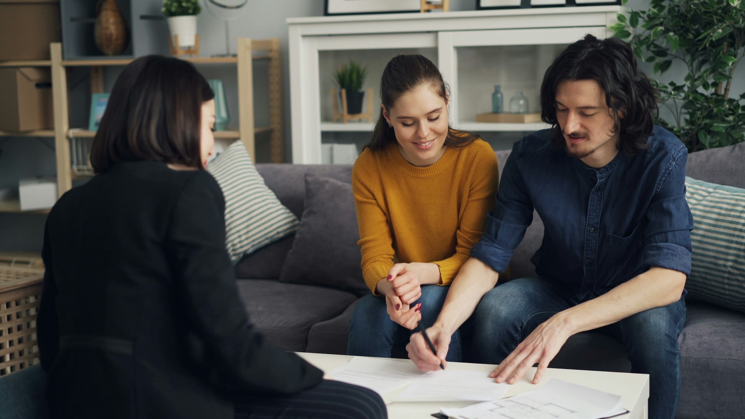richmond-va-agent-reviewing-pricing-comps-seller
