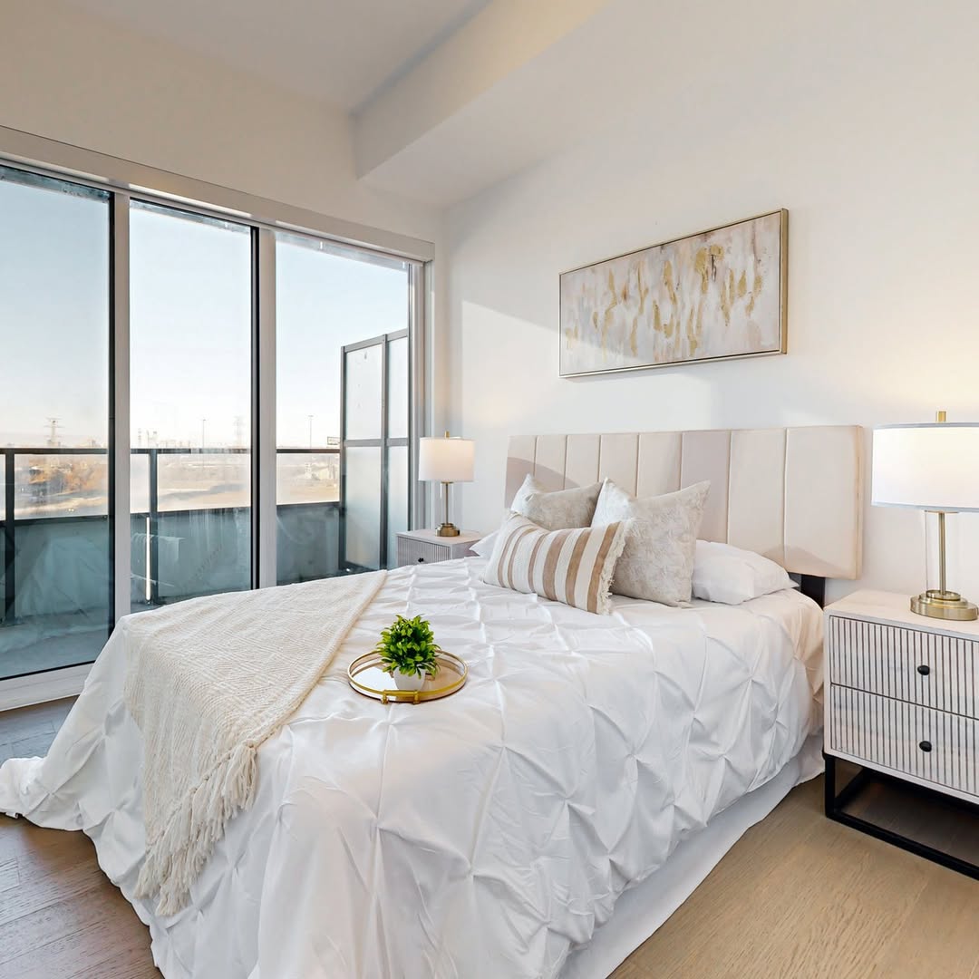 This stunning 2 bed + den, 2 bath corner suite offers the ultimate waterfront lifestyle in the h (2)