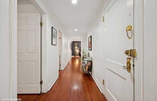 02_654WAldineAve_2L_32_Foyer_Small