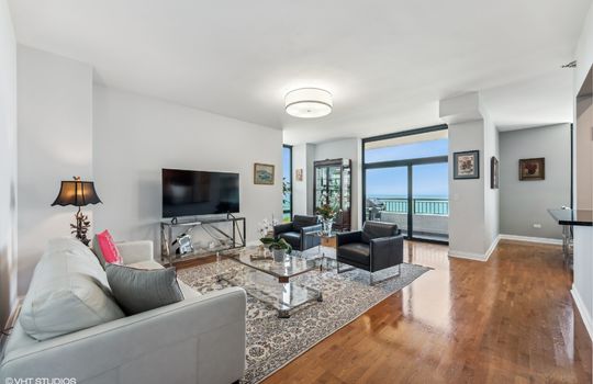 05_1160SMichiganAve_3805_1_LivingRoom_MRED_2000x1333