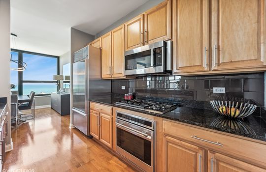 08_1160SMichiganAve_3805_177002_Kitchen_MRED_2000x1333