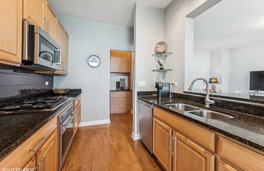 09_1160SMichiganAve_3805_177003_Kitchen_MRED_2000x1333