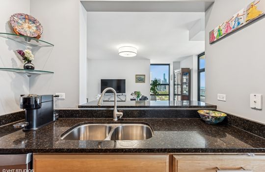11_1160SMichiganAve_3805_177004_Kitchen_MRED_2000x1333