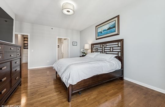 17_1160SMichiganAve_3805_178001_PrimaryBedroom_MRED_2000x1333