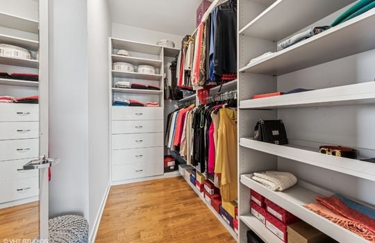 20_1160SMichiganAve_3805_45_PrimaryBedroomCloset_MRED_2000x1333
