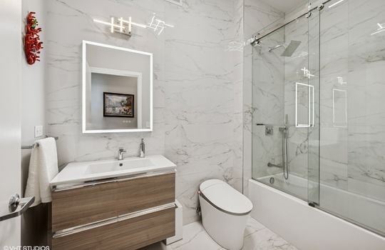 23_1160SMichiganAve_3805_8_Bathroom_MRED_2000x1333