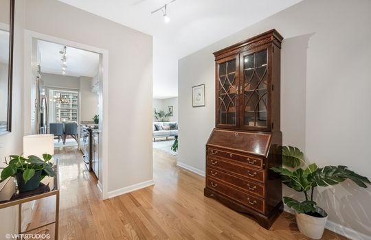 04_1325NStatePkwy_7A_32_Foyer_Small