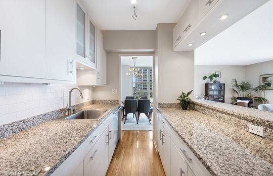10_1325NStatePkwy_7A_177001_Kitchen_Small