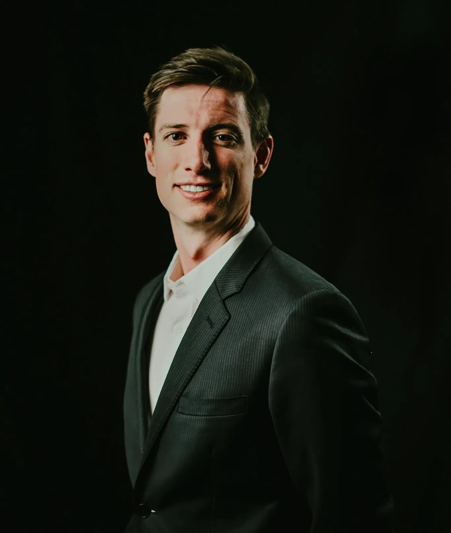 Headshot-AVERY-JOHNSON