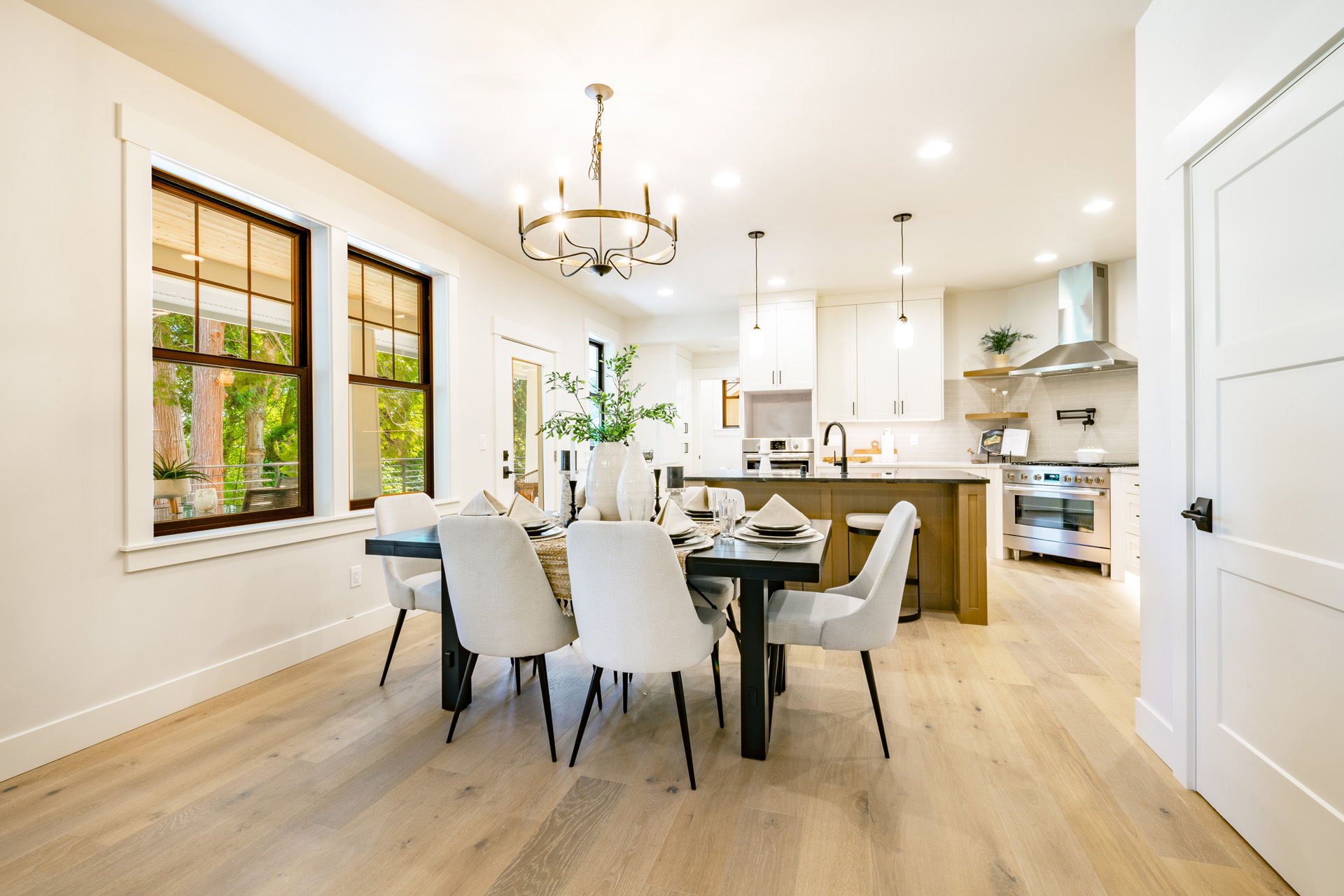 Interior,Kitchen,And,Dining,Room,With,High,End,Appliances,Table