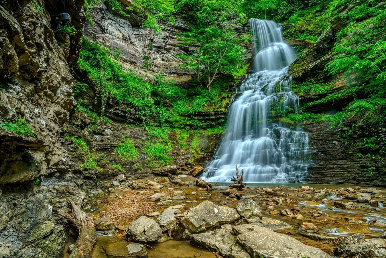 Cathedral Falls plunges 60 feet over Upper Nuttall sandstone