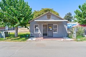 67f22aff394c00c0b19a2fa2_1-web-or-mls-109+NE+St+Porterville+CA+93257