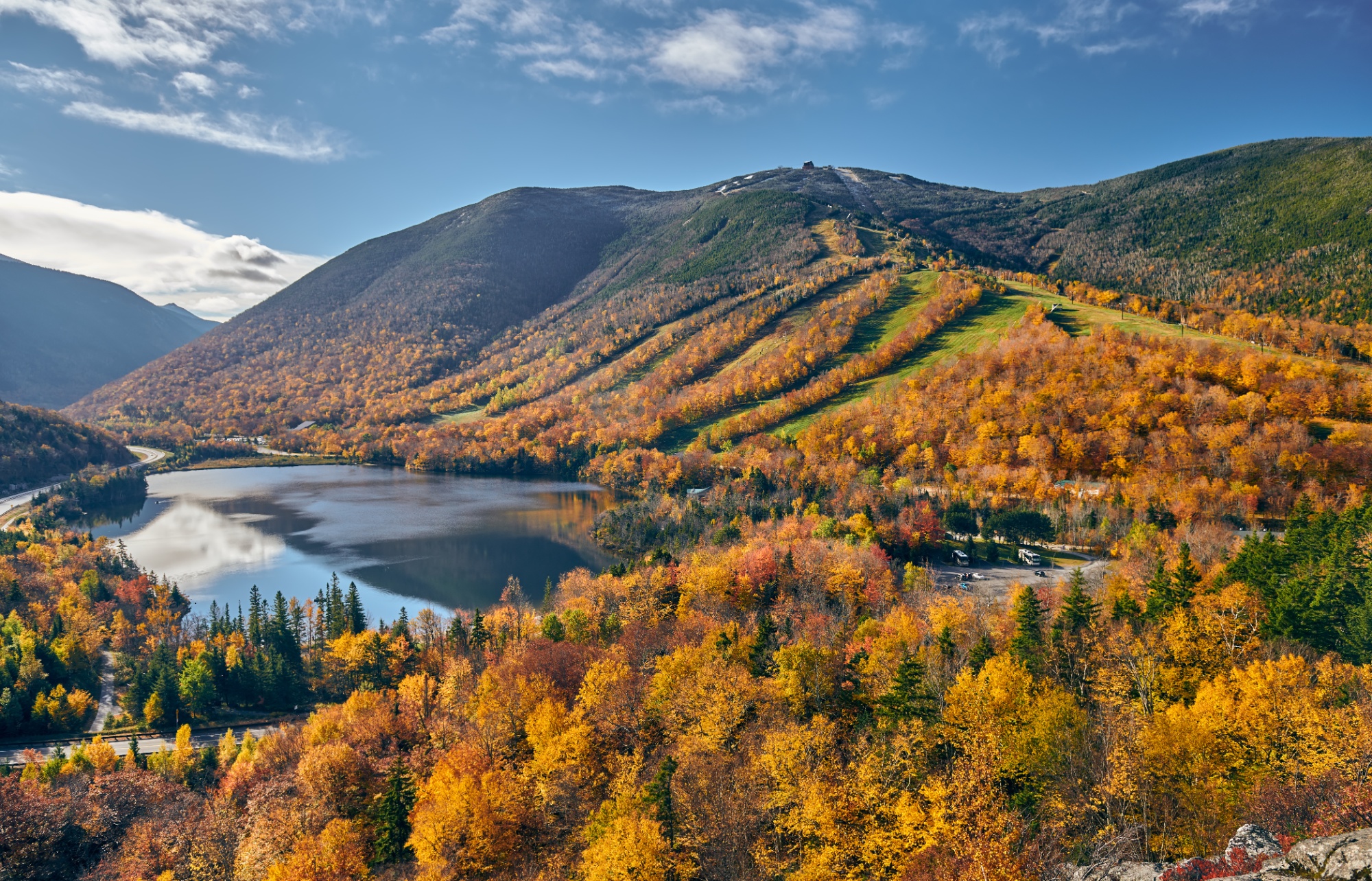 View of Echo Lake from Artist_s Bluff in autumn. Fall colours in Franconia Notch State Park. White Mountain National Forest, New Hampshire, USA