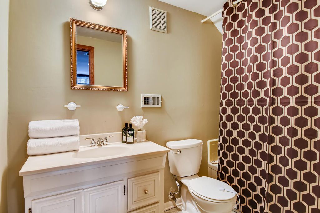 3487 Summitridge bath 1