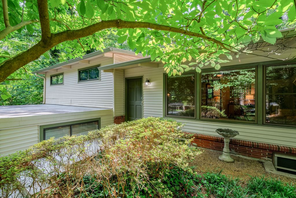 #Northcrest, #midcenturymodern, #atlantaMidCenturyhomes, Best realtor for Mid Century modern homes, Northcrest Mid-Century homes