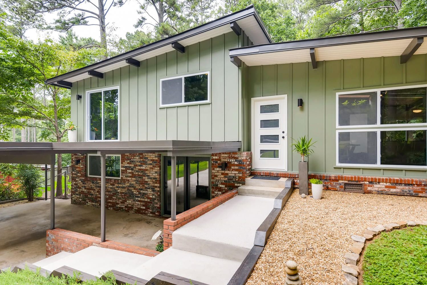 #Northcrest, #midcenturymodern, #atlantaMidCenturyhomes, Best realtor for Mid Century modern homes, Northcrest Mid-Century homes