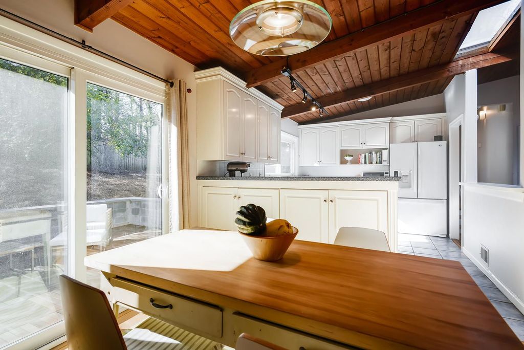 #modernhomes, #atlantaMidCenturymodern, #northcrest, best realtor for Mid-century modern homes