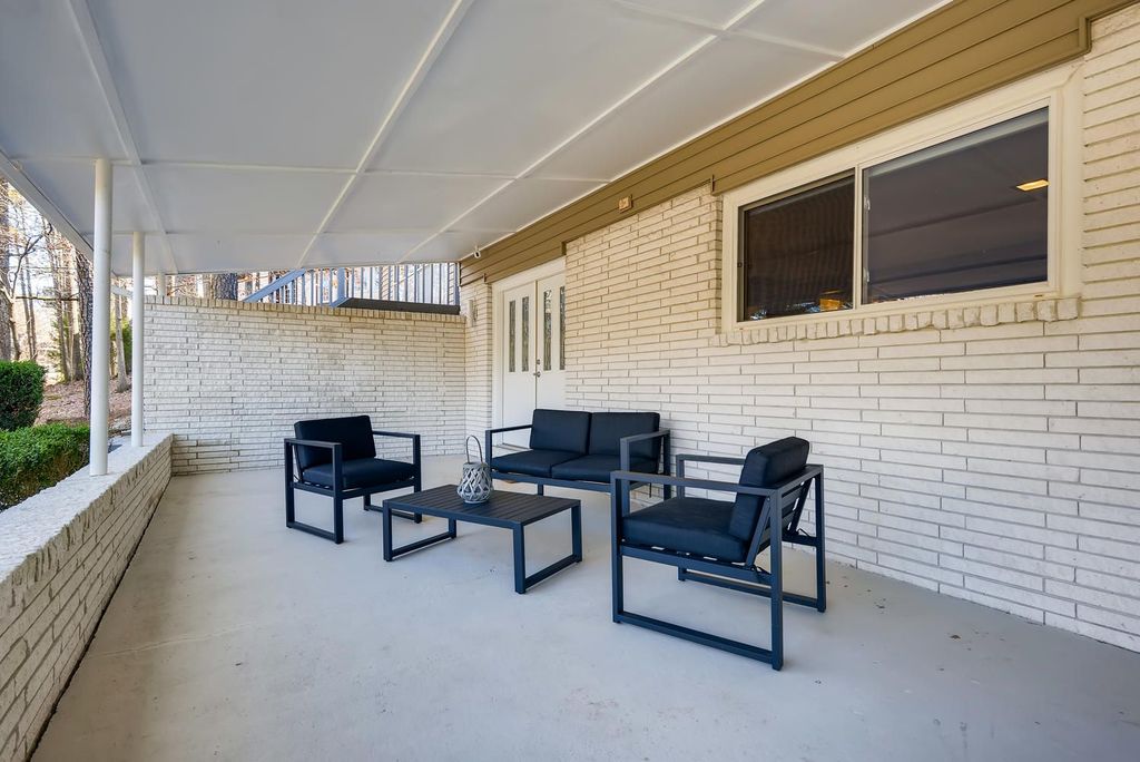 #modernhomes, #atlantaMidCenturymodern, #northcrest, best realtor for Mid-century modern homes