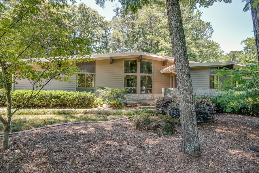 #atomicranchhomes, #atlantaatomicranch, #midcenturymodernatlanta, #uniquehomesataltna, #MCM homes