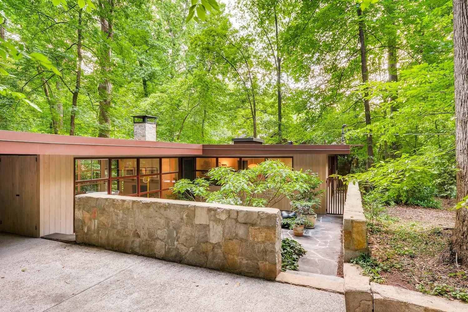 #midcenturymodernhomes, #atlantaMidCenturymodern, #uniquehomesatlanta, top selling Atlanta listing agent, best Atlanta realtor
